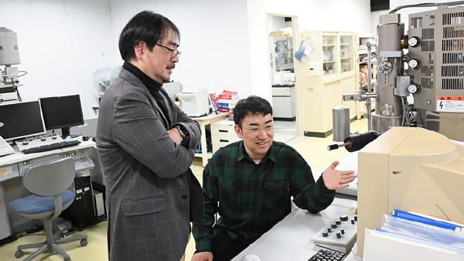 Dr. Liu (right) and Dr. Yabu, who conducted the research. Credit: Tohoku University.