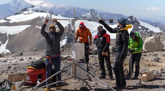 Tom Matthews, Pierre Pitte, Martín Guajardo, Mariano Castro, Baker Perry and Ivanna Pecker Marcosig mounting Nido de Cóndores station structure. Image credit: Pablo Betancourt