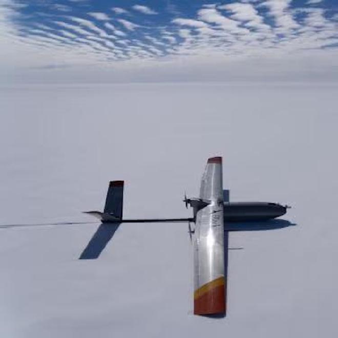 A drone landed on the Greenland snow surface at EastGRIP. (Credit: Ole Zeising/Alfred-Wegener-Institute)