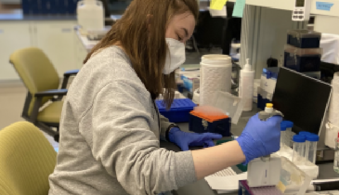 Olivia Murrell trabaja en el laboratorio del Jardín Botánico de Chicago.