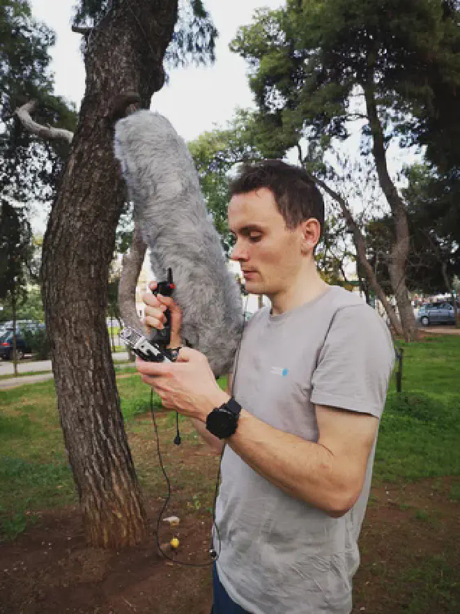 Simeon Smeele recording parrot calls. © Simeon Smeele