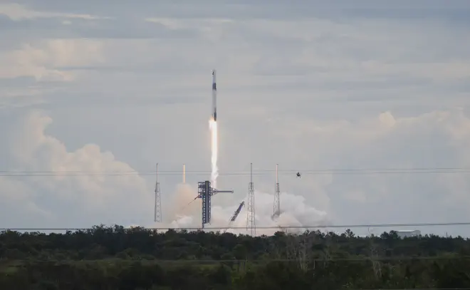 Un cohete Falcon 9 de SpaceX, que transportaba la nave espacial Dragon de la compañía, despegó hoy desde la Estación de la Fuerza Espacial de Cabo Cañaveral en Florida, con la misión SpaceX Crew-13 de la NASA con destino a la Estación Espacial Internacional. Los astronautas de la NASA, Jessica Watkins y Luke Delaney, el astronauta de la CSA (Agencia Espacial Canadiense) Joshua Kutryk y el cosmonauta de Roscosmos, Sergey Teteryatnikov a bordo.
Crédito de la imagen: NASA/Joel Kowsky