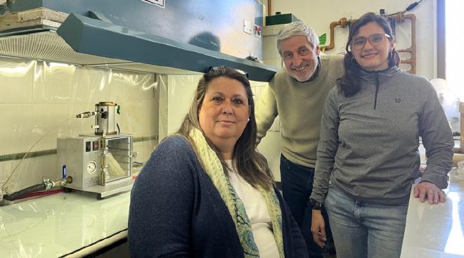 Grupo de investigadores con el acelerador de partículas de la plataforma Agrobiotec. Imágenes: cortesía de los científicos