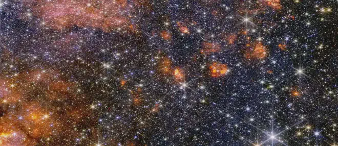 Las estrellas, el gas y el polvo cósmico de la nube molecular Sagitario B2 brillan en luz infrarroja cercana, captada por la NIRCam (Cámara de Infrarrojos Cercanos) del telescopio Webb. Bajo esta luz, los astrónomos observan más de las diversas y coloridas estrellas de la región, pero menos de su estructura de gas y polvo. Cada instrumento del telescopio Webb proporciona a los astrónomos información importante que ayuda a construir una imagen más completa de lo que sucede en esta fascinante porción del centro de nuestra galaxia. Crédito de la imagen: NASA, ESA, CSA, STScI, A. Ginsburg (University of Florida), N. Budaiev (University of Florida), T. Yoo (University of Florida). Image processing: A. Pagan (STScI)