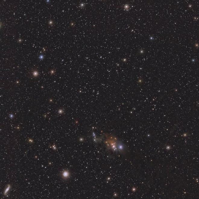 Esta imagen infrarroja, tomada con el Telescopio Visible e Infrarrojo para Astronomía (VISTA) de ESO, muestra la posición en el cielo del planeta errante Cha 1107-7626. El planeta es un punto ubicado exactamente en el centro de la imagen. Crédito de la imagen: ESO/Meingast et al.