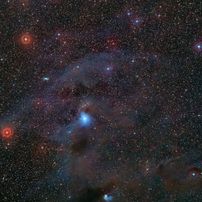 Esta imagen en luz visible, que integra el Sondeo del Cielo Digitalizado 2, muestra la posición en el cielo del planeta errante Cha 1107-7626. El planeta (no visible aquí) se encuentra exactamente en el centro de la imagen. Crédito: ESO/ Sondeo del Cielo Digitalizado 2