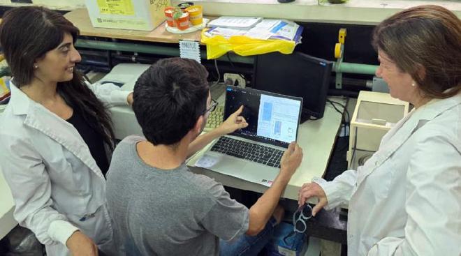 Data analysis. From right to left: Barbara Perez Mora, Valentin Permingeat, Alejandra Mussi. Photo: courtesy of researchers.