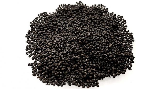 A CONICET team developed an innovative material, based on activated carbon modified with metal salts, to simultaneously remove different contaminants from water. Image credit: Goyanes, Vergara, Barella, Rodríguez Ramírez