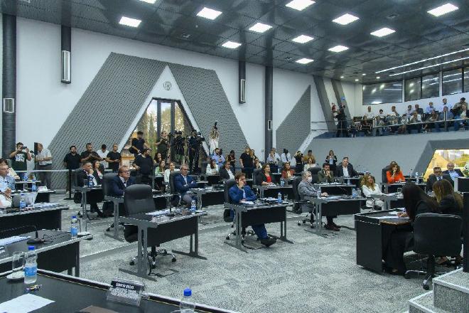 Another view of the session hall of the Pampas Legislature during the speech of the governor of La Pampa, Sergio Ziliotto, with some empty benches and the stands with the attendees enabled in the place. Image credit: Provincial News Agency