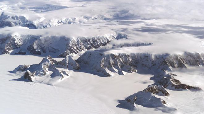 La Barrera de hielo de Larsen. Un nuevo análisis proyecta que para el año 2300 podrían surgir en la Antártida hasta 120.610 kilómetros cuadrados de nueva tierra libre de hielo. Crédito: NASA/Jim Ross