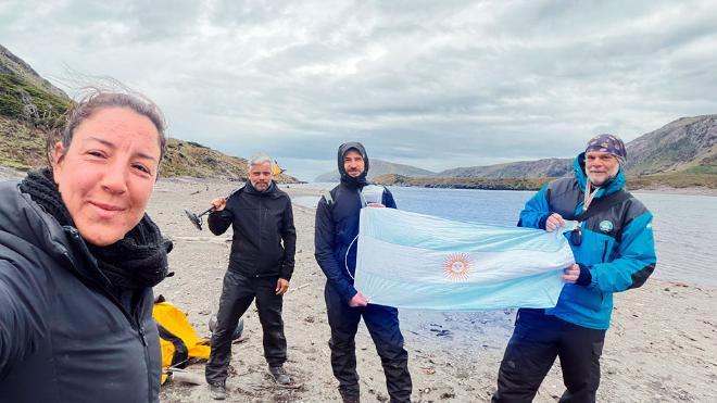Alejandra Rais, Carlos Landa, Sebastián Ávila and Nicolás Ciarlo, belonging to CONICET and members of the team of the “Here there are Dragons” expedition on the Island of the States
