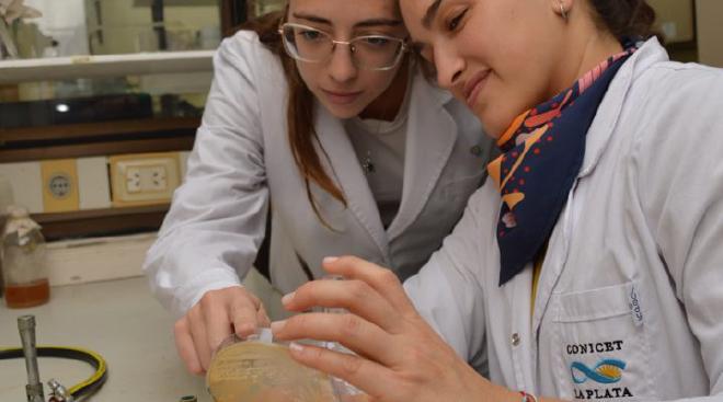 Eugenia Tanco and María Dolores Pendón in the laboratory. photo: CONICET Photography/Rayelen Baridon.