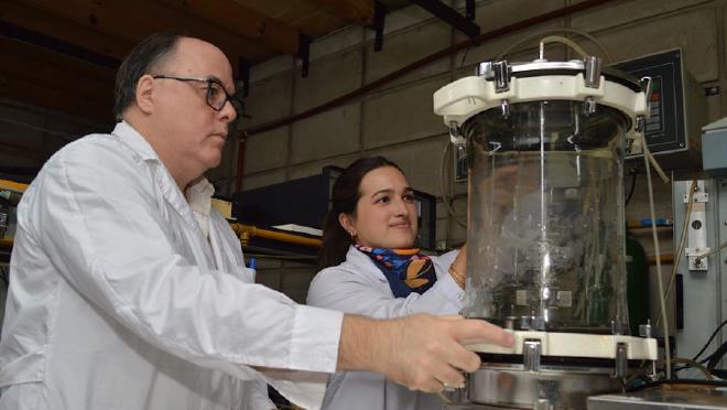 Sebastián Cavalitto and María Dolores Pendón conduct tests at CINDEFI. Photo: CONICET Photography/Rayelen Baridon.