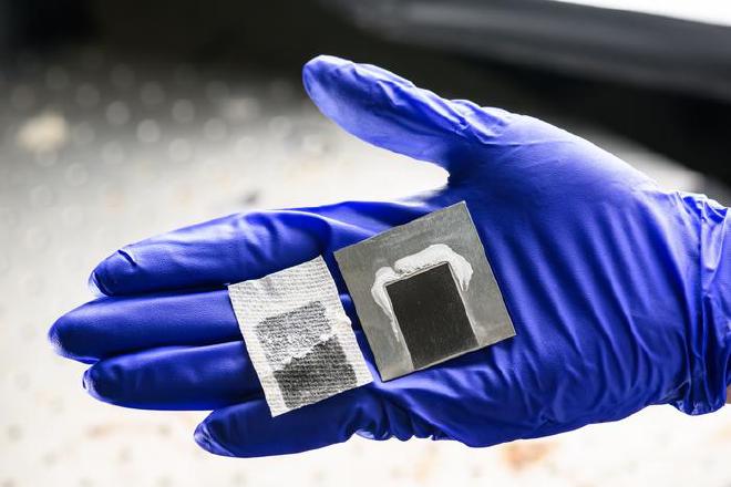 In Professor Chunlei Guo’s lab at the University of Rorchester, researchers developed a solar desalination device featuring laser-etched superwicking black metal, a technology that produces fresh water from seawater while capturing salts and minerals instead of generating harmful brine waste. Image credit: University of Rochester photo / J. Adam Fenster