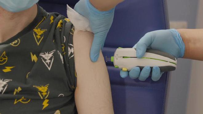 The super antigen is compatible with most vaccine delivery systems. In this trial it was administered as DNA vaccine through a micro fluid jet. This needle-free delivery method offers an alternative to those with a fear of needle-based injections. Image credit: University of Cambridge