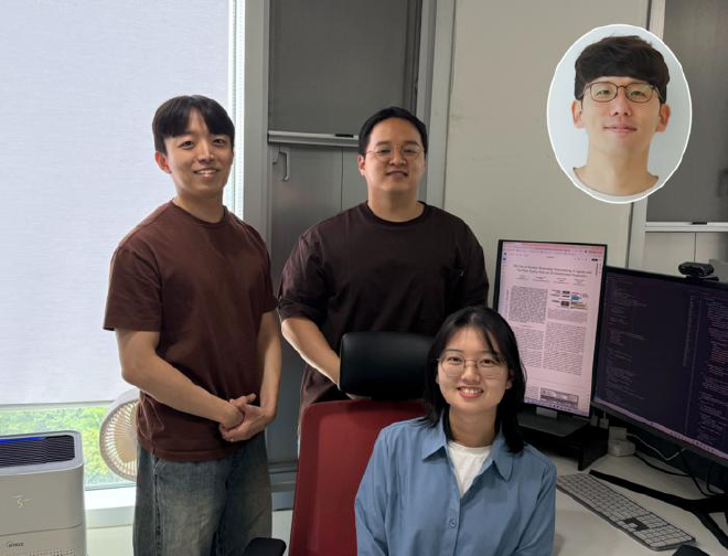 De izquierda a derecha: Byeongjun Shin, estudiante de maestría; Jinha Chung, estudiante del programa integrado de maestría y doctorado; Jiin Kim, estudiante de doctorado; y, arriba, el profesor Minsoo Rhu de KAIST. Crédito de la imagen: KAIST