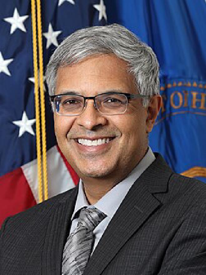 Retrato oficial del Dr. Jay Bhattacharya, director de los Institutos Nacionales de Salud de Estados Unidos. Crédito de la imagen: Chia-Chi Charlie Chang en la Wikipedia en inglés