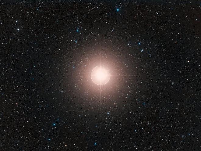 Esta imagen es una composición en color realizada a partir de exposiciones del Sondeo Digital del Cielo 2 (DSS2). El campo de visión es de aproximadamente 2,0 x 1,5 grados. Crédito de la imagen: ESO/Sondeo Digitalizado del Cielo 2. Agradecimiento: Davide De Marti