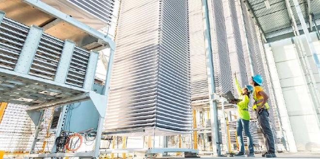 Una planta comercial operada por Heirloom Carbon Technologies, que cuenta con contactores de aire donde se captura el CO₂ de la atmósfera