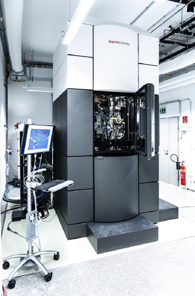 Cuanto más pequeña es la muestra, mayor es el microscopio. En la imagen vemos el Microscopio crioelectrónico en el Laboratorio de Microscopía Electrónica, una de las diez Unidades de Servicio Científico (USC) del campus de ISTA. Crédito y copyright: ISTA