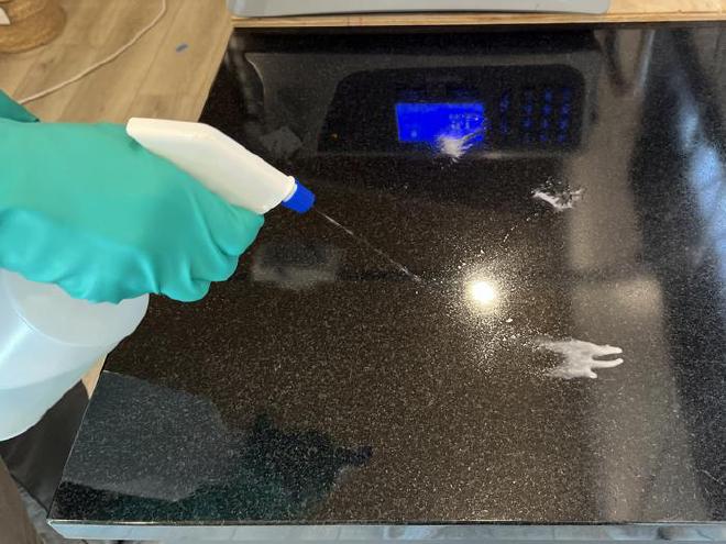 La limpieza de la encimera, o mesada, dentro de un diminuto laboratorio doméstico, por ejemplo, reveló que los productos perfumados producían grandes cantidades de nanopartículas en el aire en unos minutos, lo que impacta en la salud humana. Crédito de la imagen: Brian Magnuson