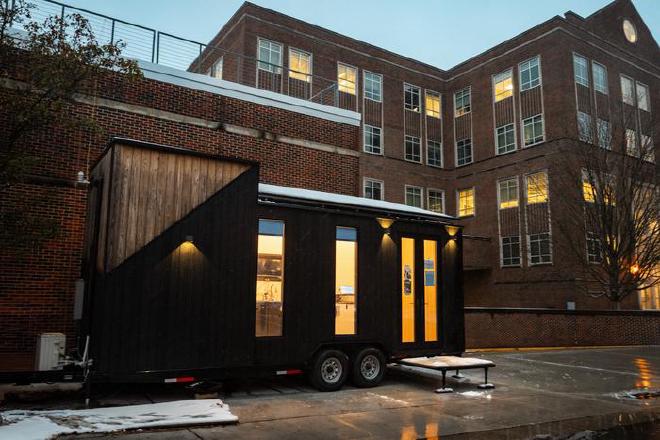 Este diminuto laboratorio doméstico, que se encuentra fuera del Delon y Elizabeth Hampton Hall of Civil Engineering de Purdue, permite que los investigadores estudien la calidad del aire interior de manera más completa que en otros entornos. Crédito de la imagen: Universidad de Purdue/Kelsey Lefever