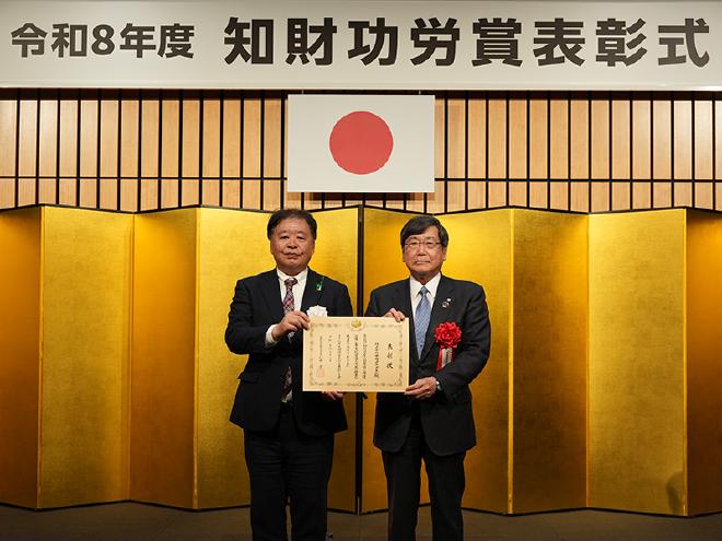 A la izquierda, Atsushi Suginaka, Director General de la Oficina de Exportaciones y Asuntos Internacionales, Ministerio de Agricultura, Silvicultura y Pesca. A la derecha: Hiroshi Sakata, presidente y director representante de  Sakata Seed Corporation