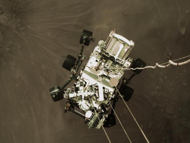 Imagen fija de alta resolución, que forma parte de un video grabado por varias cámaras durante el aterrizaje del rover Perseverance de la NASA en Marte. Una cámara a bordo de la etapa de descenso capturó esta toma.Crédito: NASA/JPL-Caltech