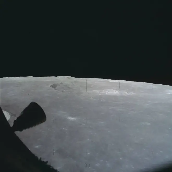 Vista de la superficie lunar desde una ventana del módulo lunar de la Apolo 16 durante el descenso. Crédito de la imagen: NASA