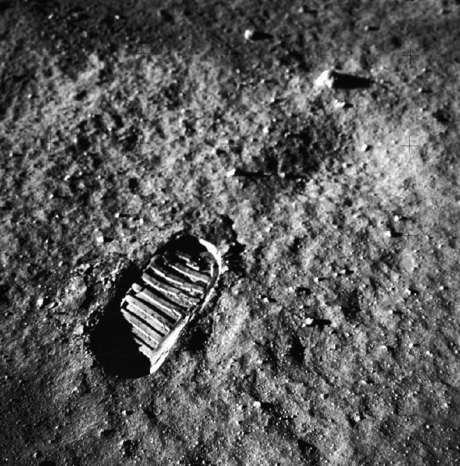 Vista en primer plano de la huella de un astronauta en el regolito lunar, fotografiada por una cámara de superficie lunar de 70 milímetros durante la actividad extravehicular de la misión Apolo 11. Crédito de la imagen: NASA