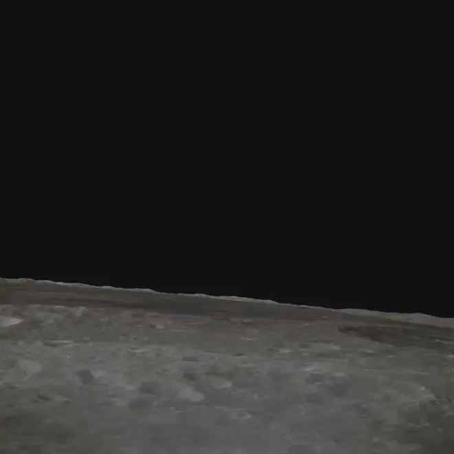 Apolo 16 entró en órbita lunar el 19 de abril de 1972. Al día siguiente, los astronautas de la NASA John W. Young y Charles M. Duke separaron su Módulo Lunar (LM) Orion de Thomas K. &ldquo;Ken&rdquo; Mattingly, que permanecía en órbita a bordo del Módulo de Mando (CM) Casper. Tras un retraso causado por un problema con el motor principal del Módulo de Servicio, Young y Duke aterrizaron en el sitio de Descartes en las tierras altas lunares. Realizaron tres excursiones en superficie que sumaron más de 20 horas, utilizando un Vehículo Lunar Itinerante para el transporte. Desplegaron un paquete experimental, recogieron 209 libras de muestras de roca y suelo, y instalaron el primer telescopio en la Luna. Mientras tanto, Mattingly realizó observaciones y fotografías de la superficie lunar desde la órbita. Tras su estancia de 71 horas en la superficie lunar, Young y Duke se prepararon para reunirse de nuevo con Mattingly en órbita. Crédito de la imagen: NASA
