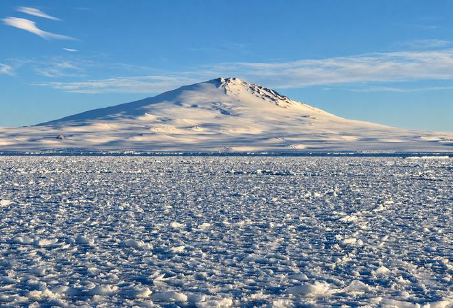 Hielo marino frente a la Tierra de Victoria, Antártida, con el monte Melbourne al fondo. Crédito de la imagen: Alberto C. Naveira Garabato