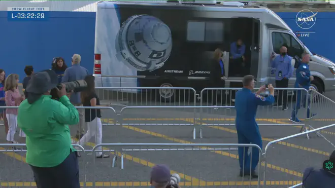 On the left, astronaut ‘Suni’ Williams dialogue with her relatives, to the right, Butch Wilmore is going to Nasa authorities and guests, Boeing, among others. Image credit: NASA video screenshot